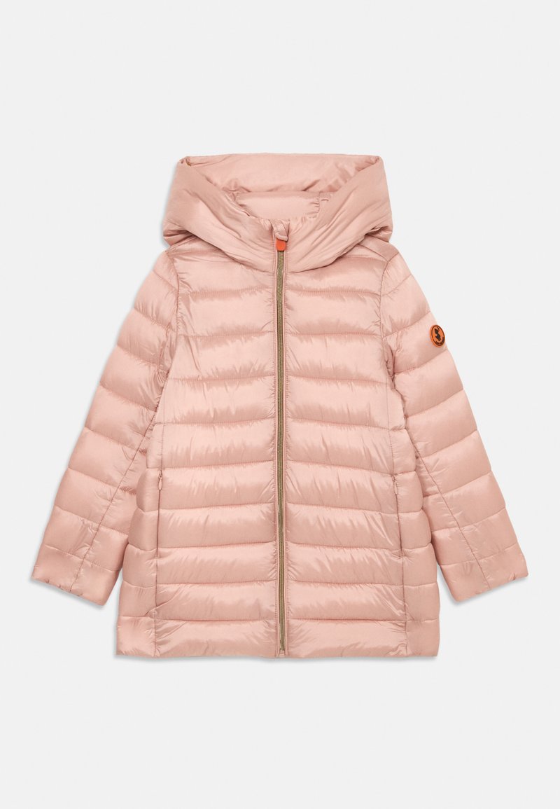 Giacca imbottita rosa con cappuccio, caratterizzata da una texture trapuntata, zip frontale e patch con logo sulla manica sinistra. Materiale morbido e lucido.