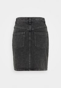 Jupe en jean noire avec deux poches arrière, passants pour ceinture, et logo Gestuz sur la taille, présentée sur un fond blanc uni.