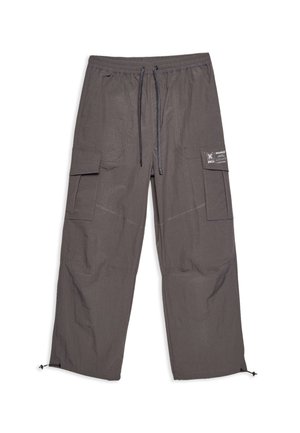 Graue Cargo-Hosen mit elastischem Bund, verstellbarem Kordelzug, mehreren Taschen und einem strukturierten Stoff. Mit schwarzem Markenlabel-Detail.