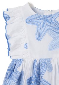 Weißes Kleid mit blauer Stickerei, mit voluminösen Ärmeln und gerafftem Taillenbund. Glatte Baumwollstruktur mit aufwendigen Nähmustern.