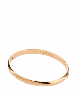 Náramok z kovu s pozláteným tónom, na povrchu vyrytý nápis "FURLA 1927" a zdobený malými priehľadnými kryštálmi, uzatvárateľný na zapínanie.