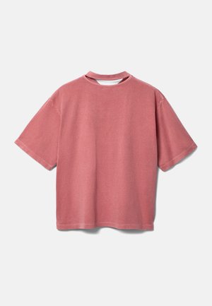 Oversized, short-sleeve t-shirt in faded rose color, made from cotton. Features a round neckline and soft, slightly textured fabric.