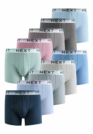 Zece perechi de boxeri pentru bărbați în diverse culori pastel și neutre, cu benzi albe în talie inscripționate cu "NEXT", aranjate într-un layout staggered.