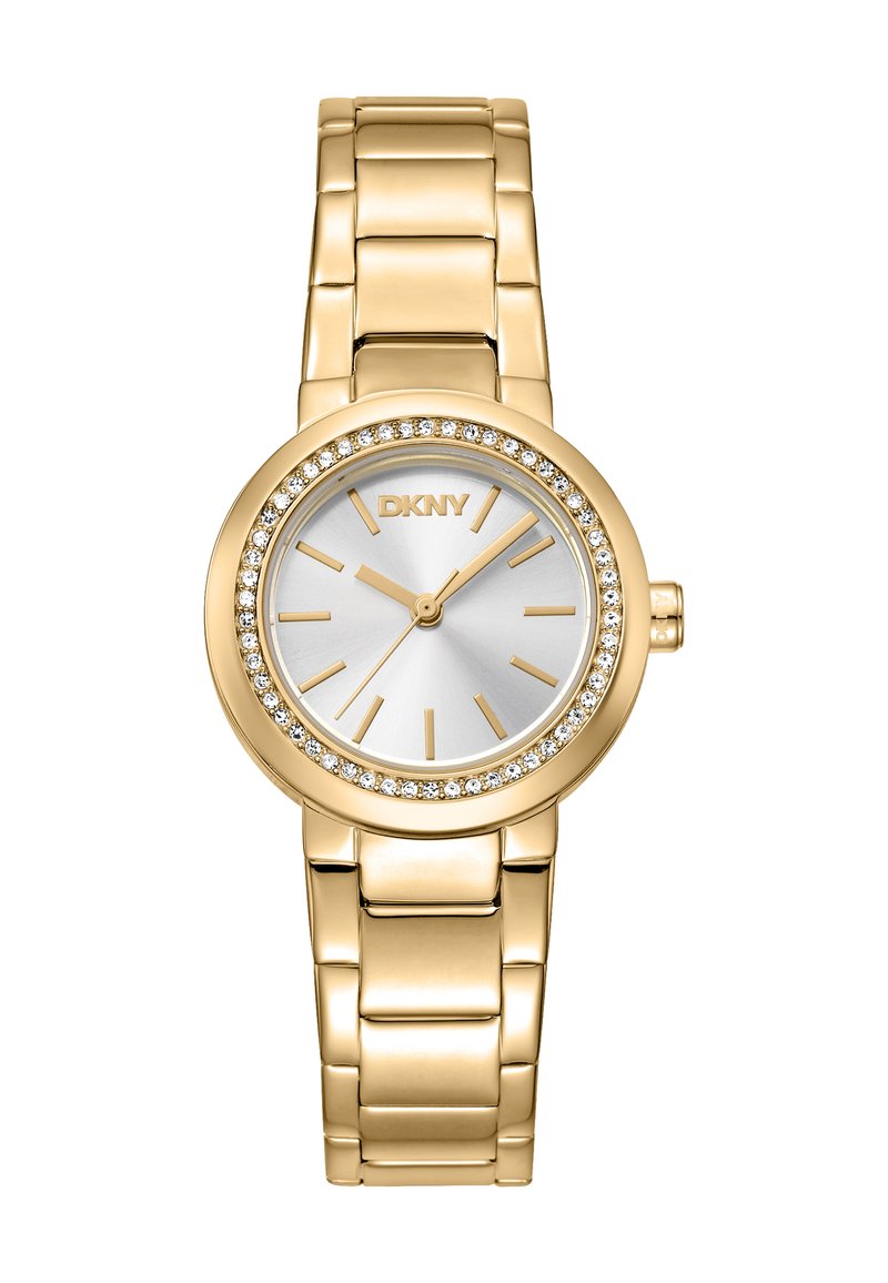 Goldfarbene DKNY-Uhr mit silbernem Zifferblatt, Kristallverzierungen und einem verlinkten Armband. Verfügt über minimalistische Stundenmarkierungen und ein rundes Gehäuse.