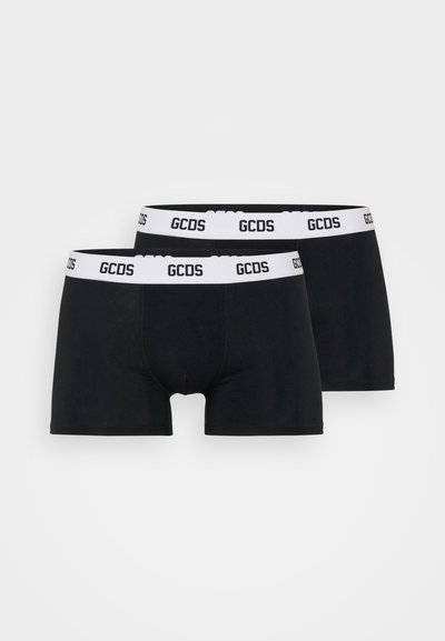 Boxer in cotone nero con elastico bianco con logo "GCDS". Texture liscia e design aderente. Il pacco include due paia.