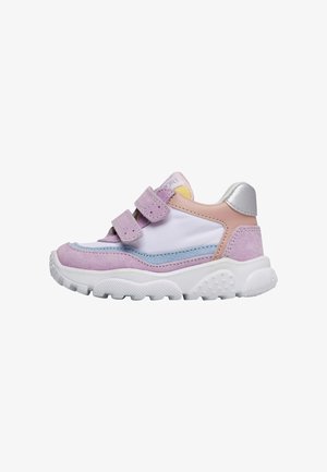 Sneaker sportivo viola e rosa realizzato in materiali scamosciati e mesh, con doppie cinghie in Velcro e suola in gomma bianca con dettagli testurizzati.