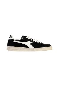 Sorte lædersneakers har en hvid diagonalt stribe og en hvid gummisål med struktureret detalje. Snørebåndsdesign med rund tå.