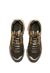 Scarpe da trekking marroni e beige con materiali in rete e suede, lacci neri e gialli, collo imbottito e suole in gomma.