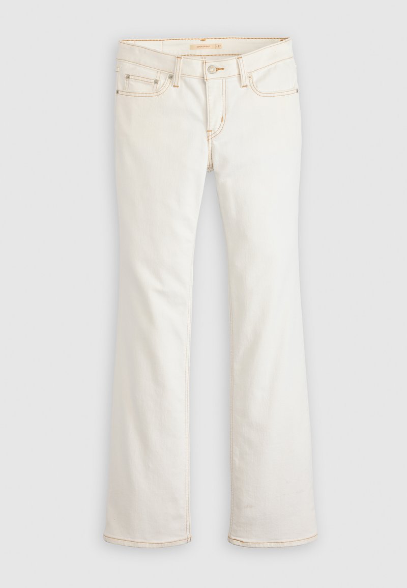 Jeans en denim blanc évasés avec des coutures brun clair, cinq poches et une fermeture à bouton. Texture lisse ; conçus pour un ajustement confortable.