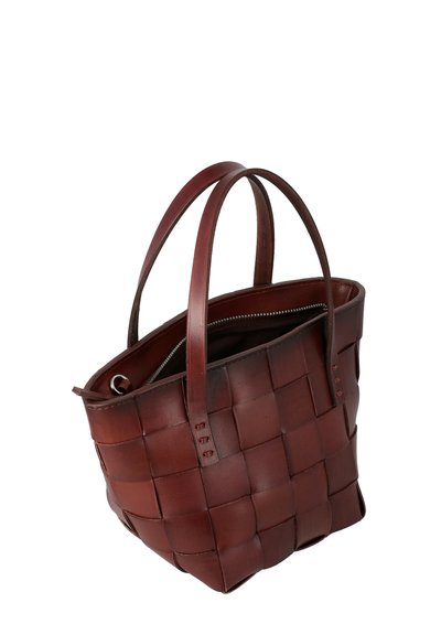 Borsa a tracolla in pelle intrecciata di colore marrone scuro, dotata di due manici robusti e di una chiusura con zip. Superficie testurizzata con un motivo a quadri.