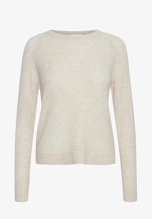 Svetlý krémový pletený sveter s okrúhlym výstrihom, ktorý má textúrovaný diamantový vzor a dlhé rukávy, zakončený rebrovaným lemom.