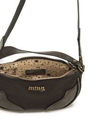 Borsa a tracolla in pelle marrone con hardware dorato, chiusura zip e un interno beige a motivo stellato. Presenta un logo sulla parte anteriore.