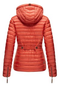 Sukurta oranžinė dygsniuota striukė su gobtuvu, vertikalių chevrono raštas, įtemptas liemuo su mygtukais ir užtrauktukų rankovės. Lygi tekstūra ir blizgus paviršius.