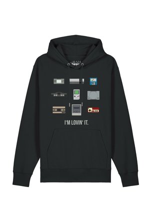 Schwarzer Hoodie mit Illustrationen von Retro-Spielkonsolen und Geräten über dem Text "I'M LOVIN' IT" auf der Vorderseite.