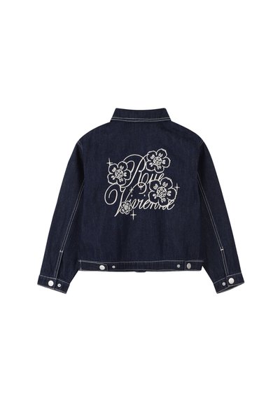 Donker denim jasje met geborduurde bloemdessin en tekst op de achterkant. Het heeft een klassieke kraag en drukknoopsluitingen.