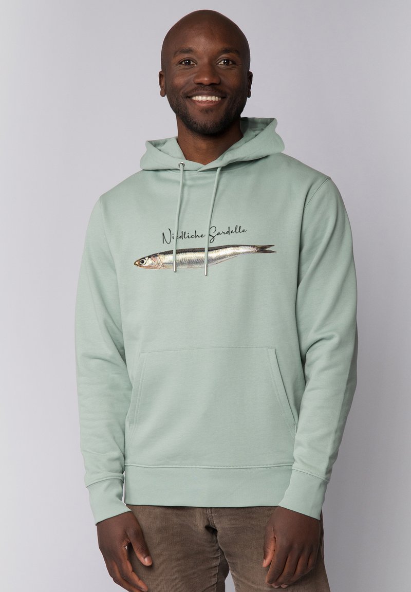 Hoodie vert menthe avec un motif de poisson imprimé et le texte "Niedliche Sardelle". Il dispose d'une capuche avec cordon de serrage et d'une poche kangourou à l'avant.