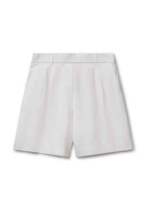 Pantalones cortos blancos de talle alto, confeccionados a medida, con trabillas para cinturón, bolsillos laterales, pliegues en la parte delantera y dobladillo recto.