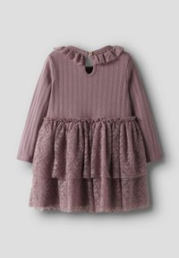 Sukienka z długim rękawem w miękkim mauve z prążkowanym gorsetem i warstwową koronkową spódnicą, z falbaniastym kołnierzykiem i zapięciem na guziki z tyłu.