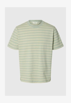 Svetlozelené tričko s krátkym rukávom s tenkými bielymi horizontálnymi pruhmi a okrúhlym výstrihom.