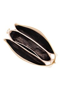 Clutch con zip attorno, tre scomparti, esterno crema, fodera in tessuto, hardware dorato, superficie liscia e tasche aperte per l'organizzazione.