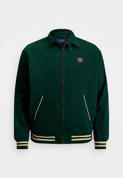 Temno zelena zip-up jakna s ovratnikom, prugastimi manšetami in robom, poševnimi žepi ter majhnim vezenim logotipom Polo Ralph Lauren na prsih.