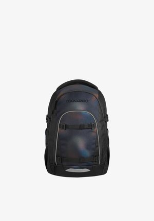 Schwarzer Rucksack mit gepolstertem Rücken, verstellbaren Gurten, Frontfach mit reflektierenden Akzenten und einem strukturierten Stoff mit dezenten Mustern.