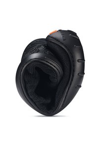 Czarny obuwie z miękkim, teksturowanym wnętrzem. Zewnętrzny materiał jest gładki, przedstawia elegancki design i subtelne rowki zapewniające przyczepność.