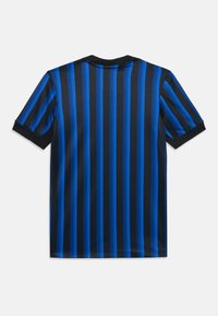 Maillot à manches courtes avec des rayures verticales noires et bleues, col rond, et une texture de tissu lisse et léger.