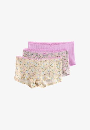 Kolme paria naisten poikamiesten alushousuja pastellinpunaisina ja kukkakuvioisina, jokaisessa pitsireunus ja pieni rusettidetalji vyötäröllä.