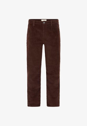 Pantalones de pana marrones con un acabado texturizado, que cuentan con un cierre de botones y presillas para cinturón. Diseño de pierna recta con bolsillos.