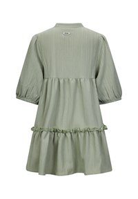 Hellgrünes Kleid aus strukturiertem Stoff, runder Ausschnitt, kurze Puffärmel, rüschenbesäumter Saum und offener Rücken mit einem Etikett am Hals.