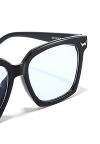 Černé silnostěnné kočičí sluneční brýle s jasně modrými skleničkami a stříbrným logem "W" v horním rohu pravé straničky.