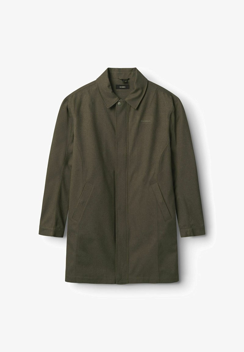 Olivovo zelený kabát vyrobený z textúrovaného materiálu, so stojatým golierom, predným zapínaním na cvoky a dvoma bočnými vreckami. Minimalistické logo na hrudi.