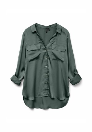 Mørkegrøn, silkeblød skjorte med krave, frontknaplukning og to brystlommer. Har opsmøgede ærmer og en afrundet kant.