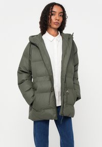 Maslinasto zeleni puffer jakna s kapuljačom, strukom s vezicom i detaljima na zatvaraču. Glatka, podstava i opušteni kroj.