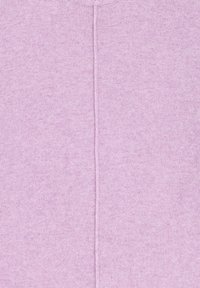 Pull léger violet avec un tricot doux et texturé. Dispose d'une couture centrale et d'un col rond. Le tissu semble extensible et confortable.