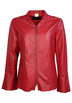 Punainen nahkatakki, jossa on vetoketju, korkea kaulus ja levenevät hihat. Tasainen pinta, jossa on minimaalista varustusta ja slim fit -malli.