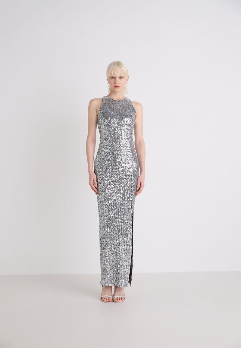 Robe de soirée en sequins argentés avec une silhouette ajustée, une fente haute et un design sans manches avec un col rond. Texture lisse.