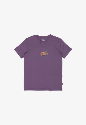 Paarse T-shirt met korte mouwen met een klein kleurrijk "Billabong Australia" logo met een papegaai en tropische planten in het midden van de borst.