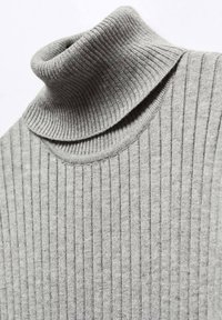Maglione grigio a collo alto con colletto ripiegato e un motivo di maglia testurizzato. Tessuto morbido con righe verticali su tutto il capo.