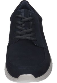 Sneaker blu navy con tomaia in tessuto liscio, punta tonda e suola in gomma grigia. Presenta un sistema di allacciatura con lacci neri piatti e dettagli di cucitura minimali.
