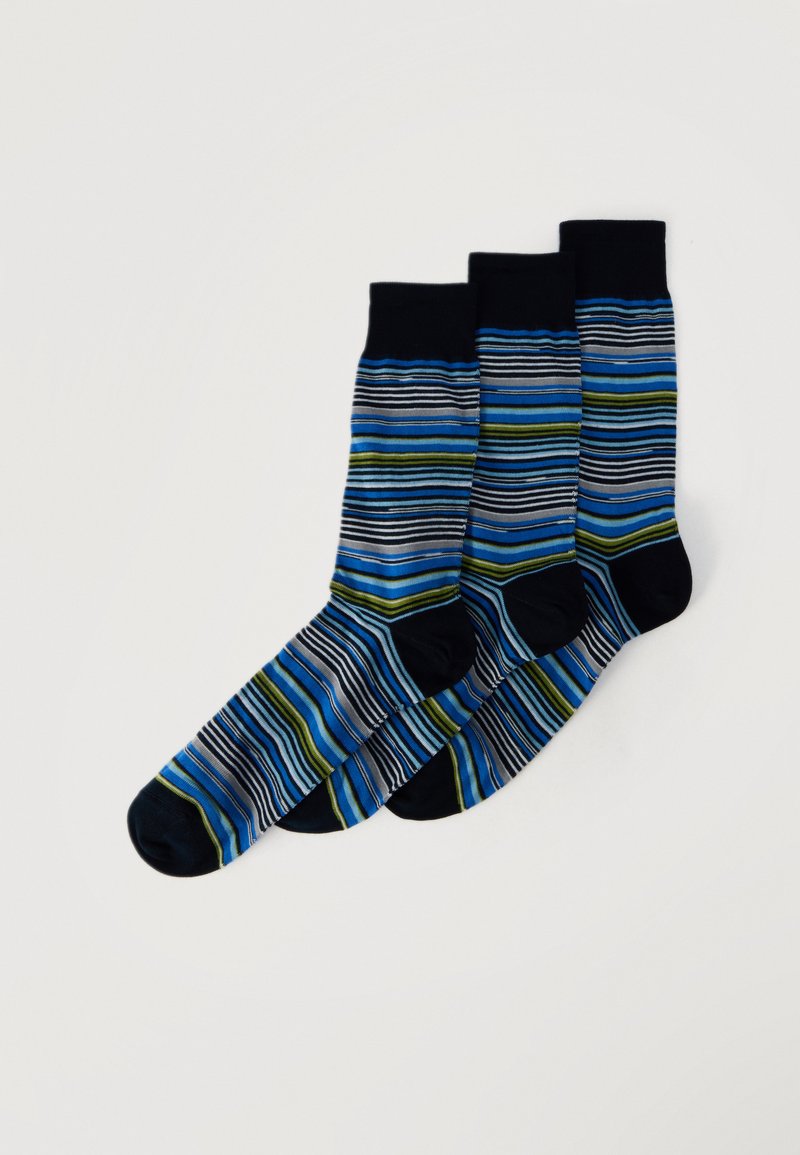 Trois paires de chaussettes noires à rayures horizontales dans des tons de bleu, gris, blanc et vert disposées côte à côte sur un fond blanc.