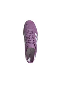 Violeta zamšas sneakers ar baltām ādas svītrām, noapaļota purngalu, un ar šņorēšanas dizainu, kā arī ar zīmolotu mīksto valni un zoli.