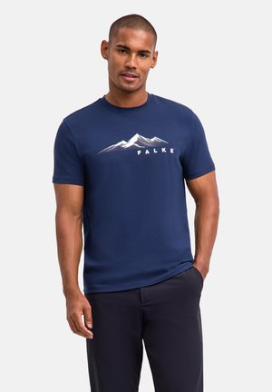 Marineblauwe T-shirt met korte mouwen, met een bergafbeelding en de tekst "FALKE" in het wit. Soepele stof met een ronde hals.