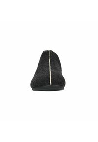 Pantoufle en feutre noir avec un bout arrondi, présentant une couture blanche contrastante le long du centre et une semelle en caoutchouc noir flexible.