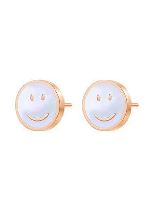 Orecchini a bottone rotondi con bordi dorati e facce bianche con semplici faccine sorridenti dorate come design.