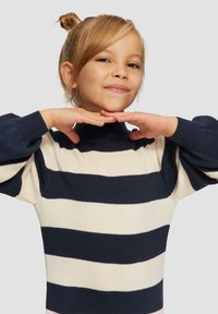 Gestreifter Pullover in Marineblau und Creme mit hohem Kragen; verfügt über puffige Ärmel und eine weiche, gestrickte Textur.