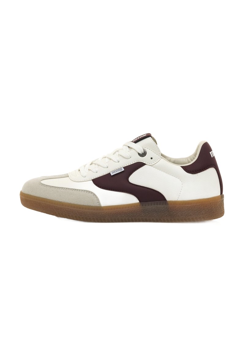 Herrensneaker mit einem Obermaterial aus weißem Leder und burgunderfarbenen Akzenten, einer Zungenpartie aus Wildleder und einer Sohle aus Gummi, die ein flaches Design zeigt.