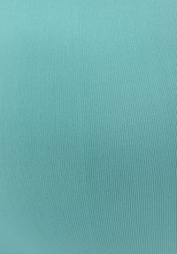 Een close-up van een geribde stof in een levendig turquoise kleur, met fijne verticale lijnen en een gladde textuur.