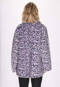 Abrigo de piel sintética en color púrpura claro con estampado de leopardo negro, que presenta un corte relajado, cuello redondo y mangas largas. Textura suave, sin cierres visibles.